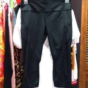 EUC ALTHEA WOMEN'S SZ M CAPRI LEGGINGS